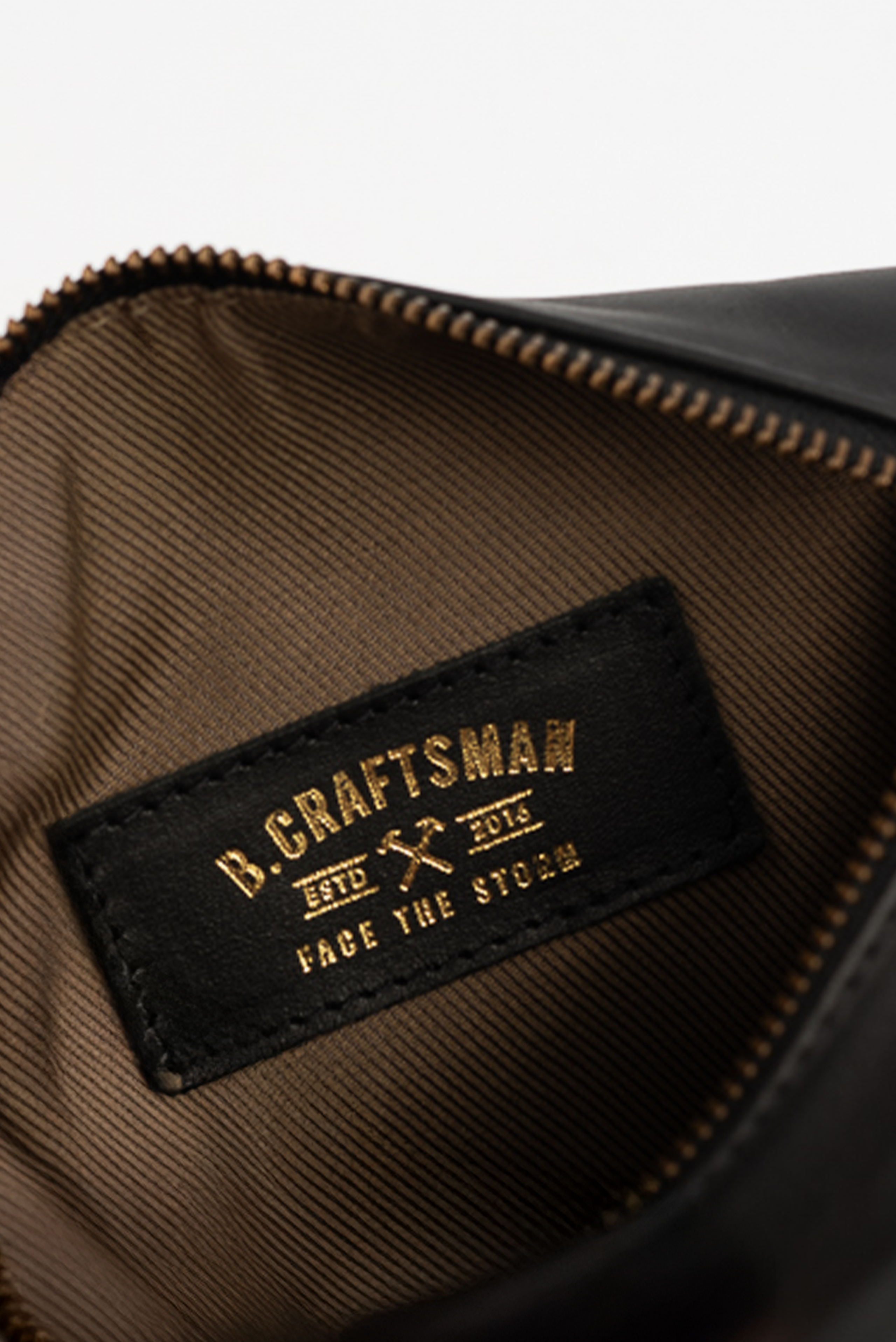 B. Handwerker-Kulturbeutel aus Leder